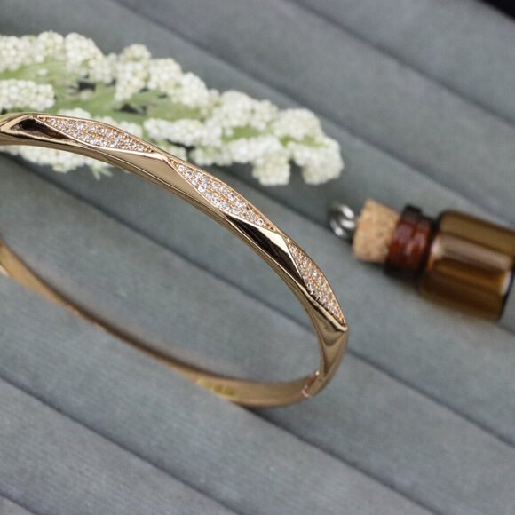 Elegant Wave Pattern Rose Gold Bangle with Sparkling Detailing, XPBL0483 - Picture 11 of 11